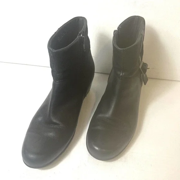 Clarks Black Leather Ankle Bootie Women's Sz 8 N Heeled Comfort Casual Zip Boots - Picture 3 of 10